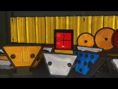 Perisai penggaris menggunakan warna merah